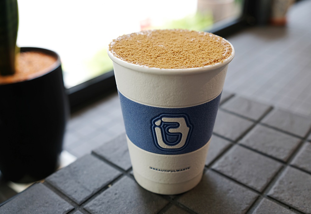 嘉義咖啡︱BLUES 藍調咖啡-嘉義熱門IG打卡咖啡店，簡約有質感的藍白外帶杯就藏在巷弄內