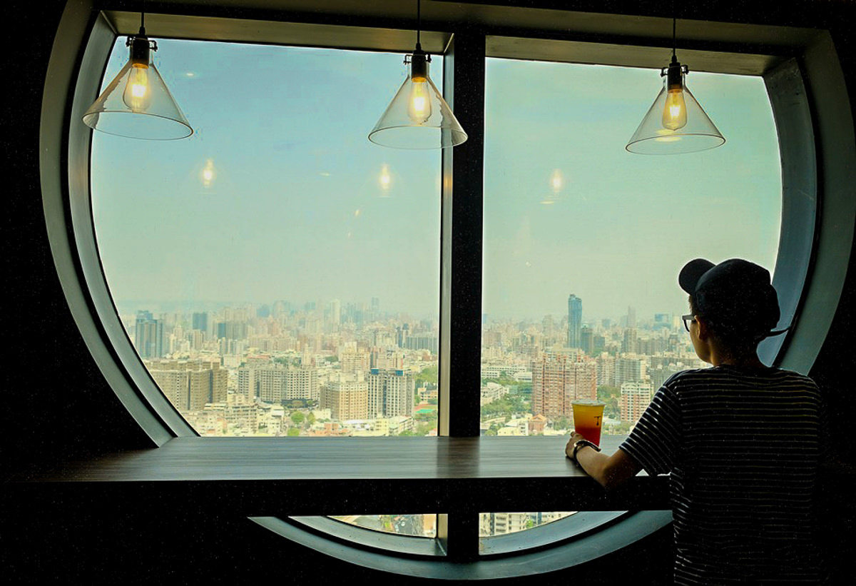 咖啡任務Cafe Task︳台中最高咖啡廳，一枚銅板兌換咖啡配夜景（不限時、有wifi、插座)