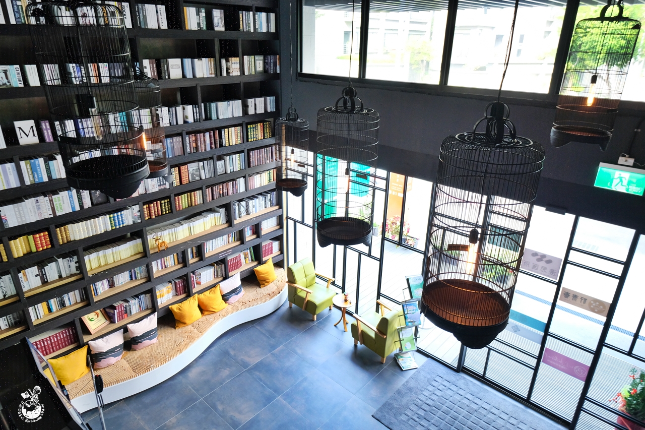 彩色曼陀羅咖啡︳兩層樓高的書牆！環境適合辦公看書，咖啡只是輔助（有插座）