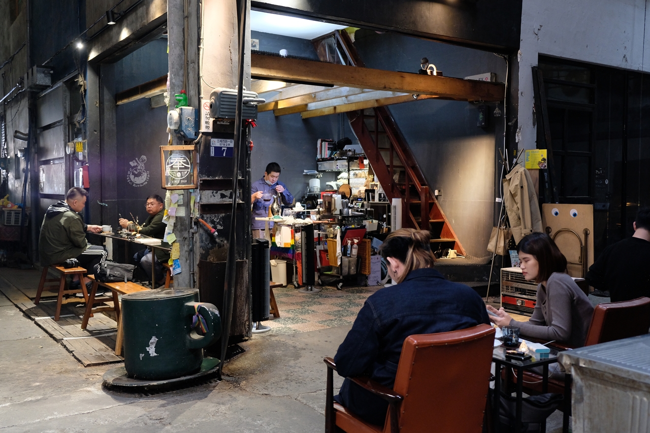 奉咖啡︳藏在忠信市場的精品咖啡店，日本咖啡迷會特別來台中朝聖