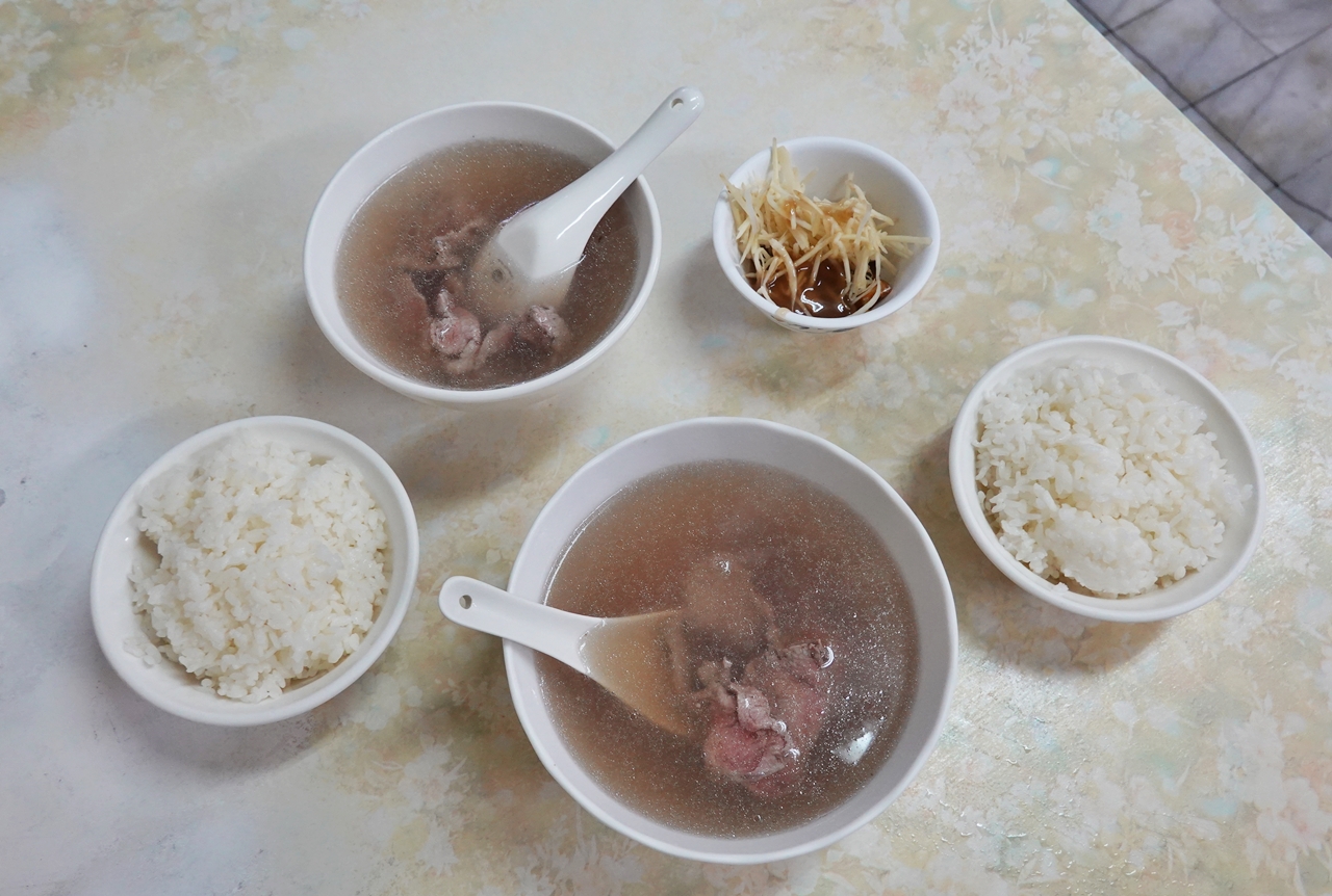 台灣牛土產牛肉湯︱凌晨三點半就喝得到的安平牛肉湯，還有牛肉冬粉湯