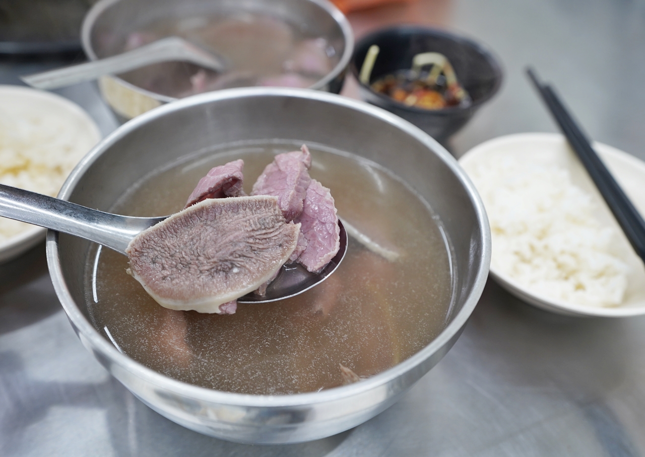 阿杰溫體牛肉湯︳可以自己選兩款部位的台南牛肉湯，近台南火車站
