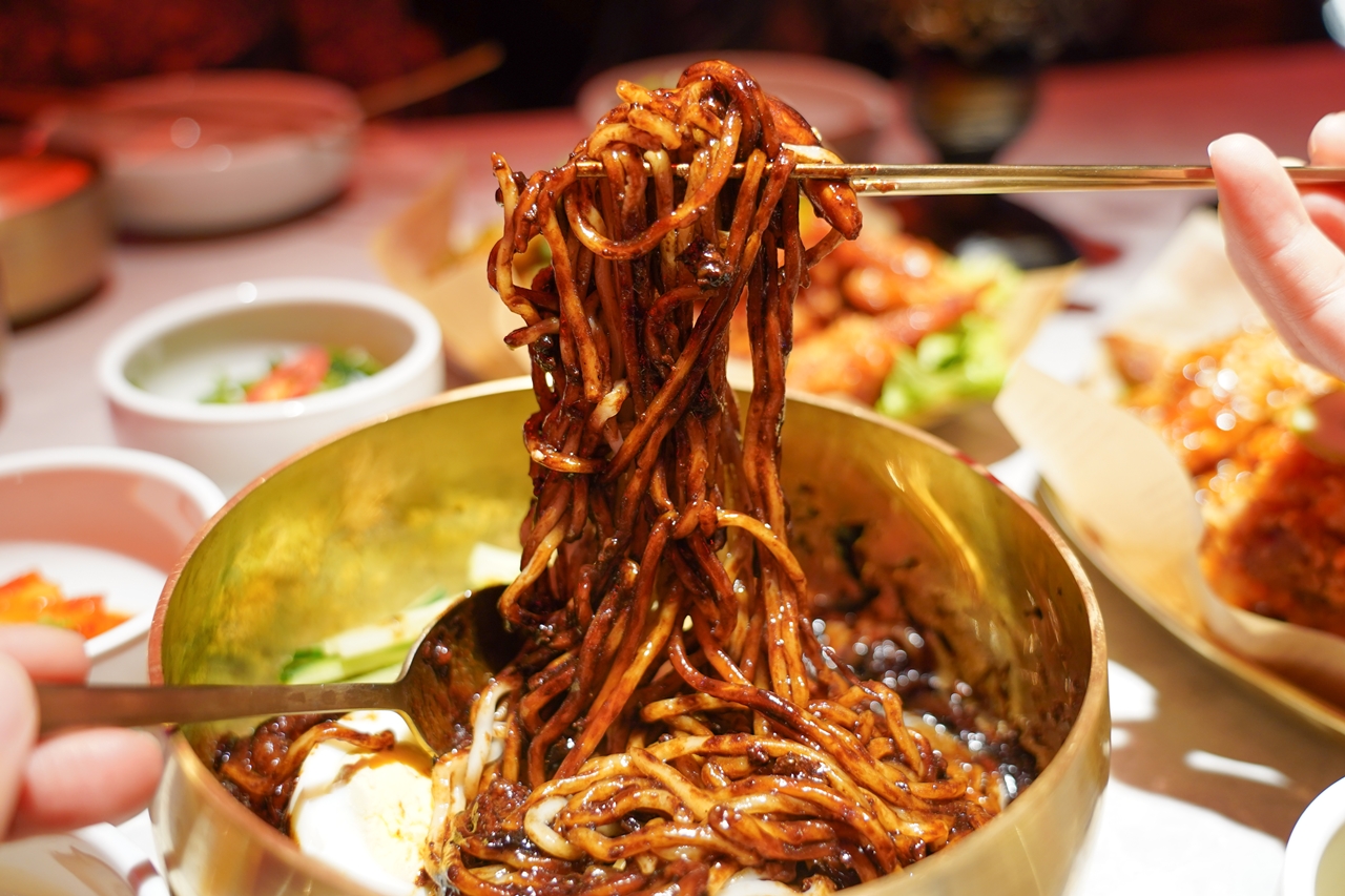 FOND訪韓國傳統豆腐鍋勤美店︳夜店氛圍的韓式料理，不僅好吃還有各種調酒