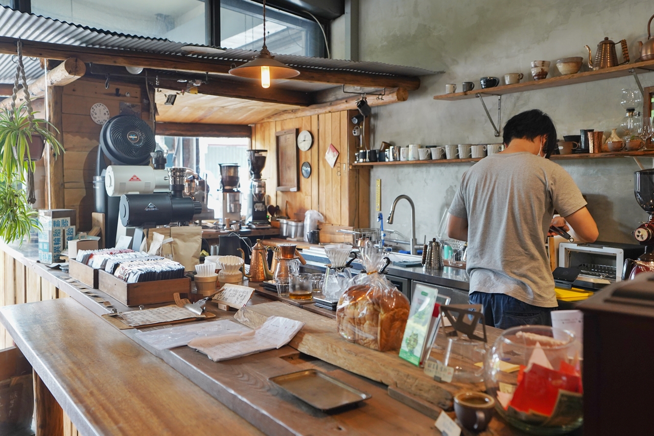 楽珈 coffee roaster︱如一間落在地面的樹屋，療癒的烏日老宅咖啡廳
