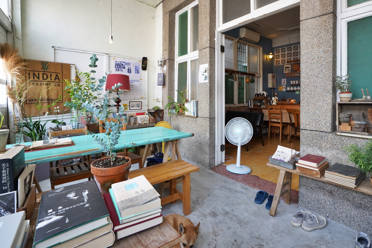 浮游咖啡︱令人大放鬆的台南老屋咖啡廳，還有親人店狗相伴，咖啡好喝